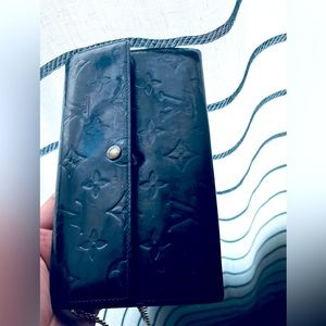 Pre loved LV Vernis wallet with gold chain added
